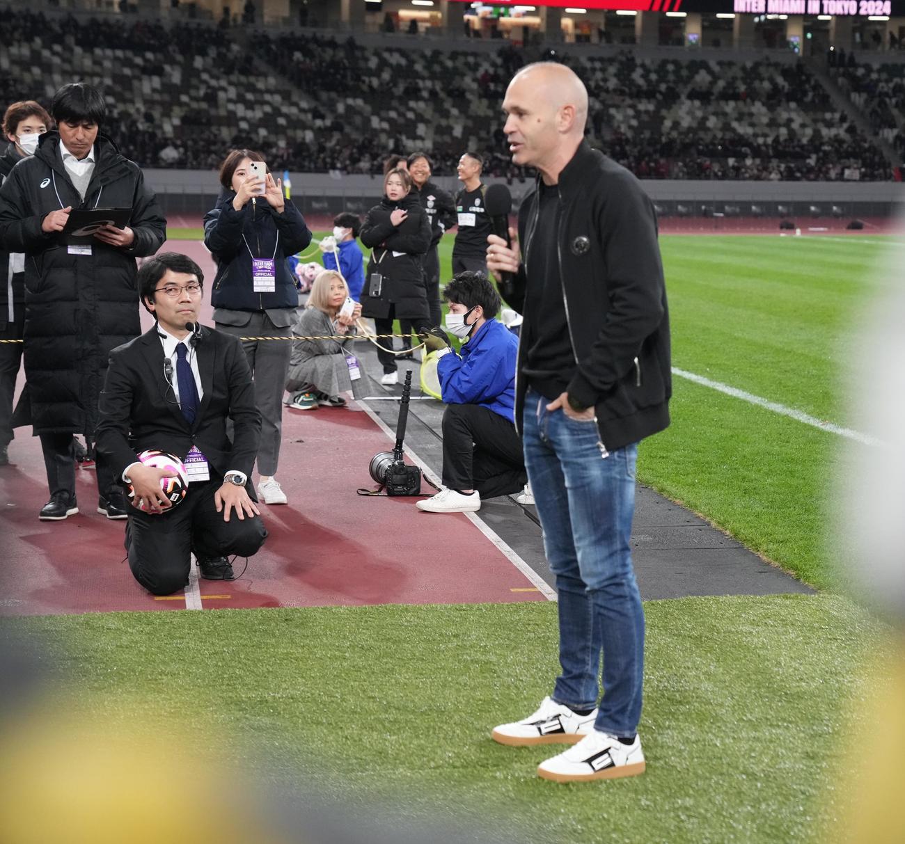 インテル・マイアミキックインセレモニーに登場したイニエスタ(撮影・井上学)