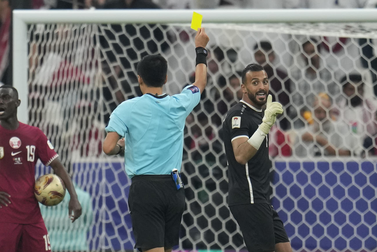 イエローカードを出されるヨルダンGKアブライラ（AP）