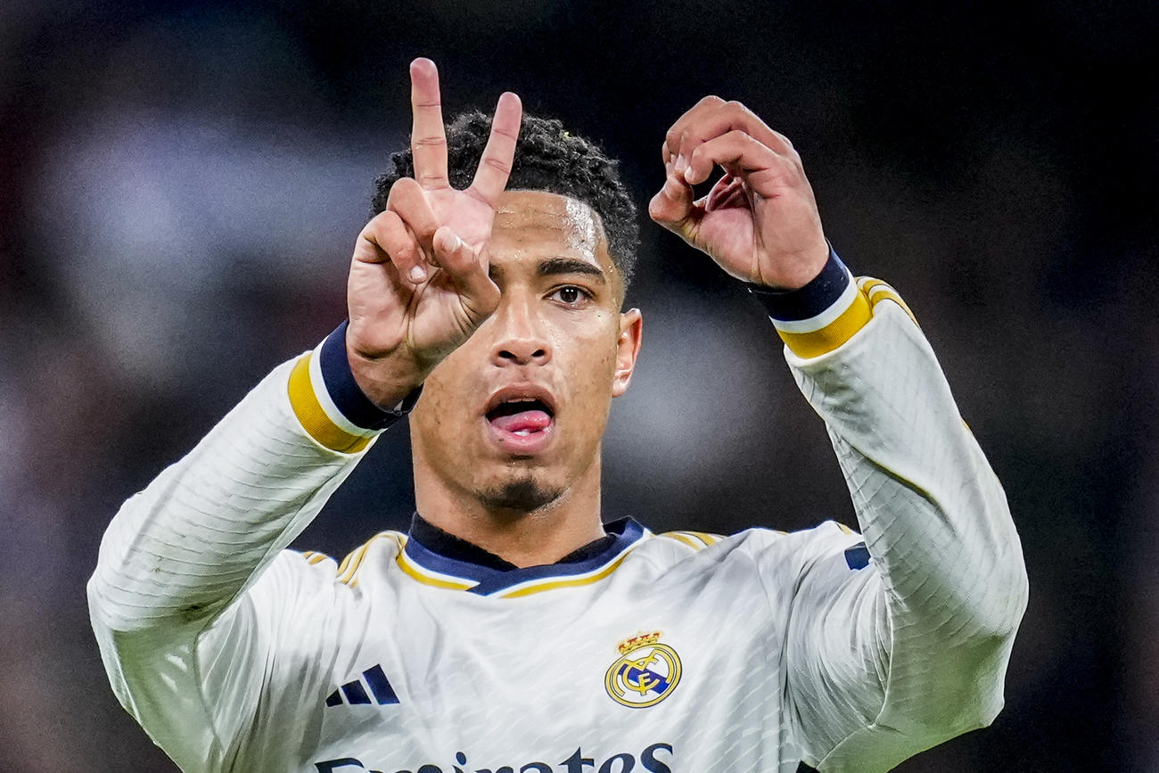 チームの3点目を決めたレアル・マドリードのベリンガムはポーズをつくり喜ぶ(AP)