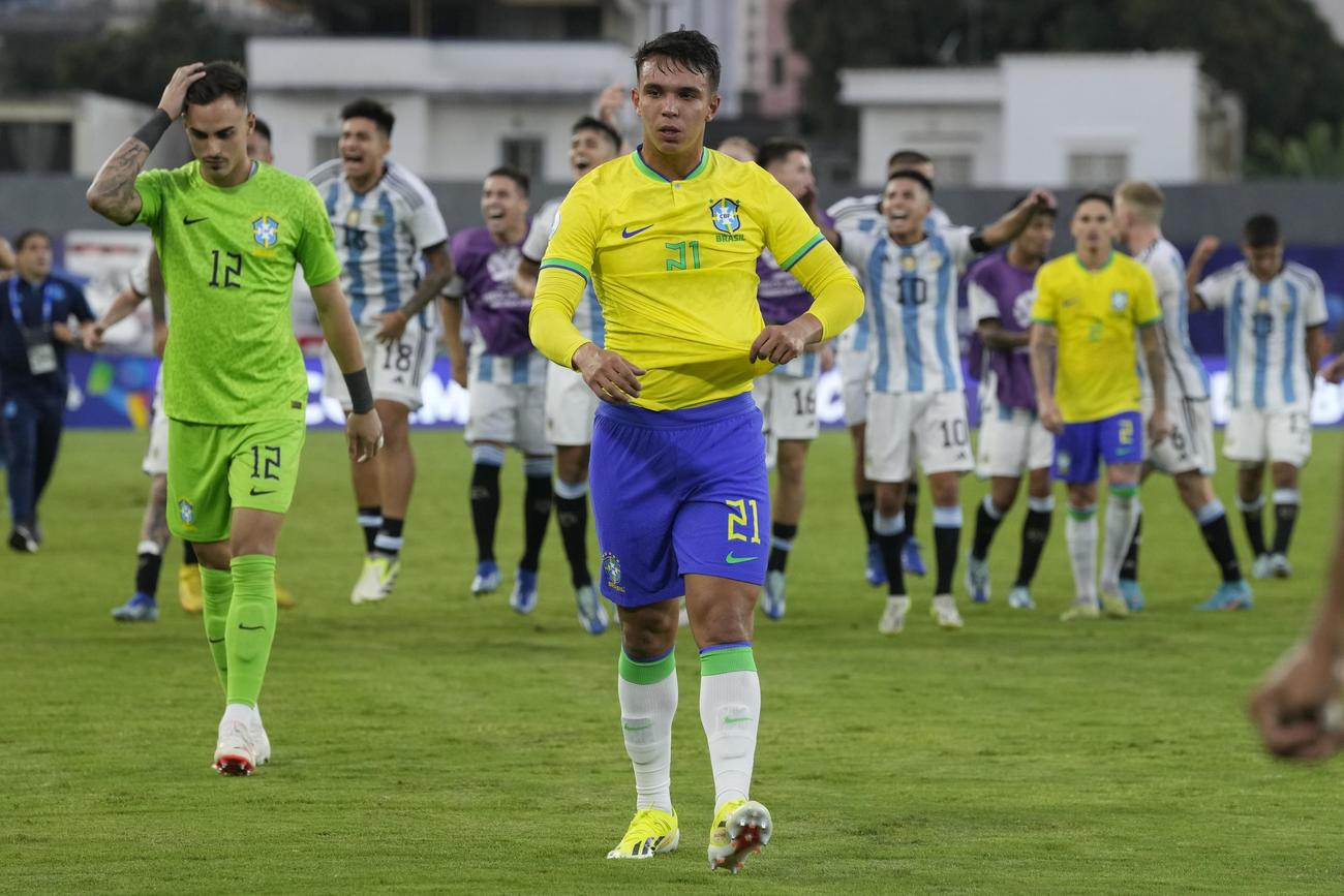 アルゼンチンに敗れ肩を落とすブラジルの選手たち（AP)