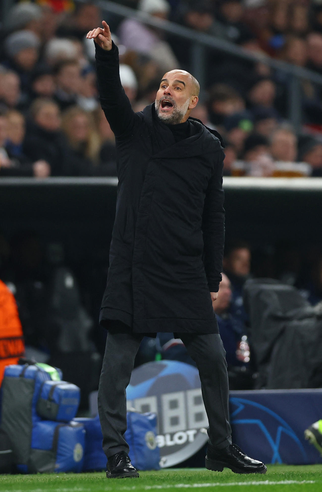 コペンハーゲン対マンチェスター・シティー　指示を出すマンC・グアルディオラ監督（ロイター）