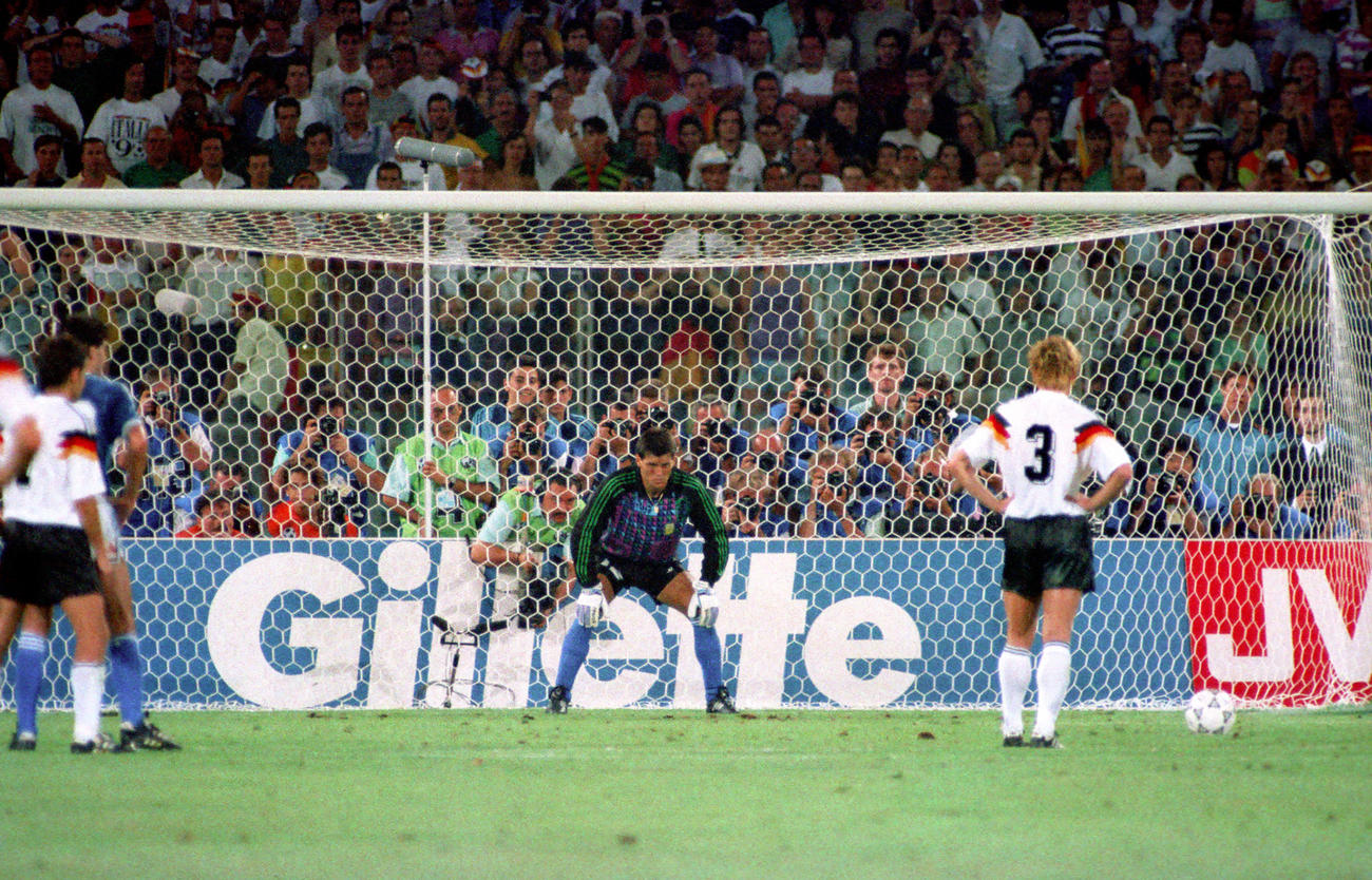 90年W杯イタリア大会決勝　西ドイツ－アルゼンチン　0－0の後半39分、PKを得てスポットに立つ西ドイツのキッカーDFアンドレアス・ブレーメ