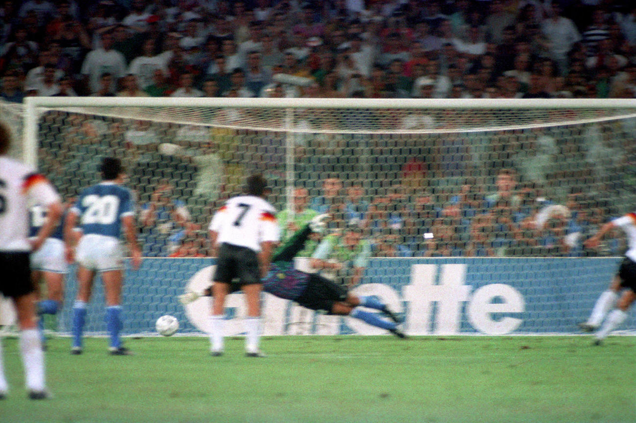 90年W杯イタリア大会決勝　西ドイツ－アルゼンチン　0－0の後半39分、PKを得た西ドイツはDFアンドレアス・ブレーメが左隅に決め、決勝点となる