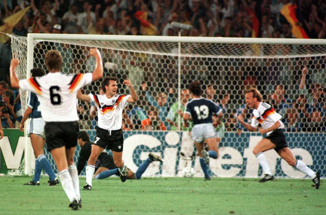 90年W杯イタリア大会決勝　西ドイツ－アルゼンチン　決勝点となるPKを決め、絶叫する西ドイツDFアンドレアス・ブレーメ（右端）とピエール・リトバルスキー（中央）、ギド・ブッフバルト（手前）
