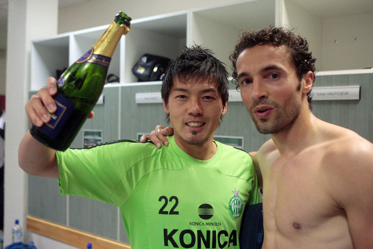 2009年5月　残留を決め、チームメートとワインで祝福するサンテティエンヌMF松井大輔（撮影・PIKO）