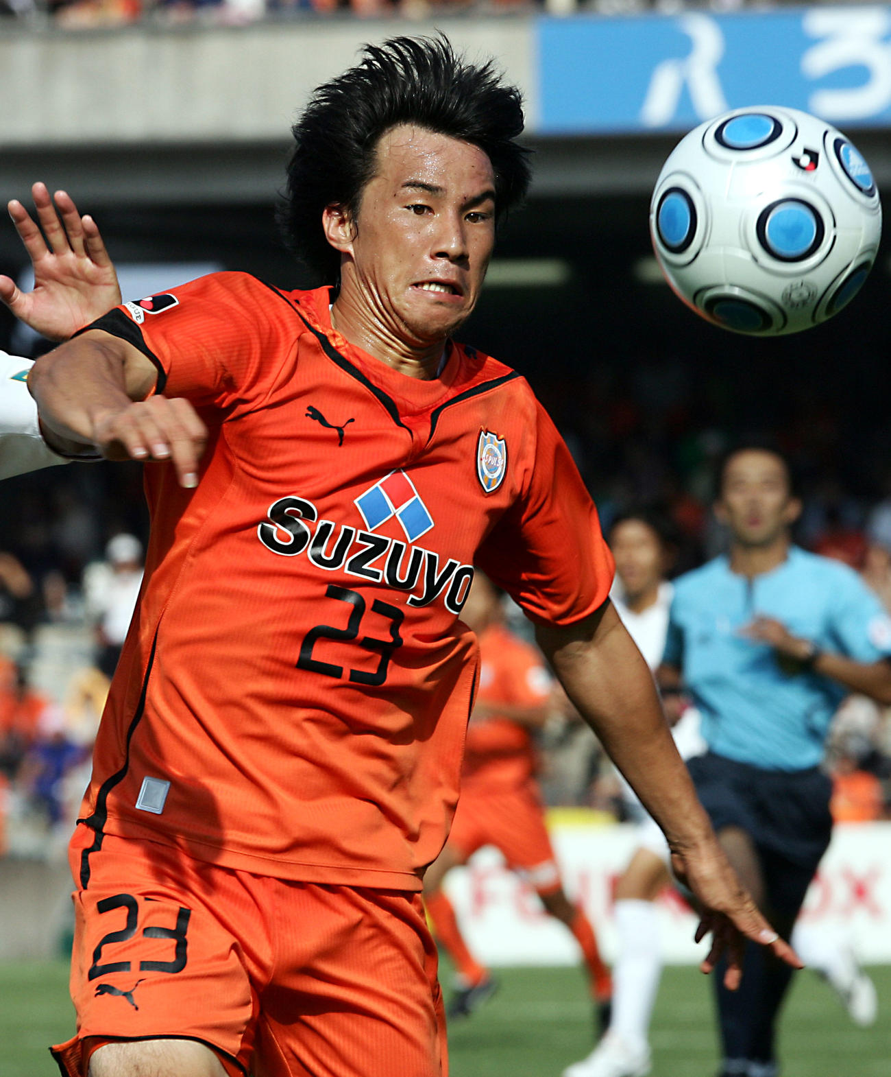 清水対神戸　後半、ボールを追う清水FW岡崎慎司（2009年9月27日）