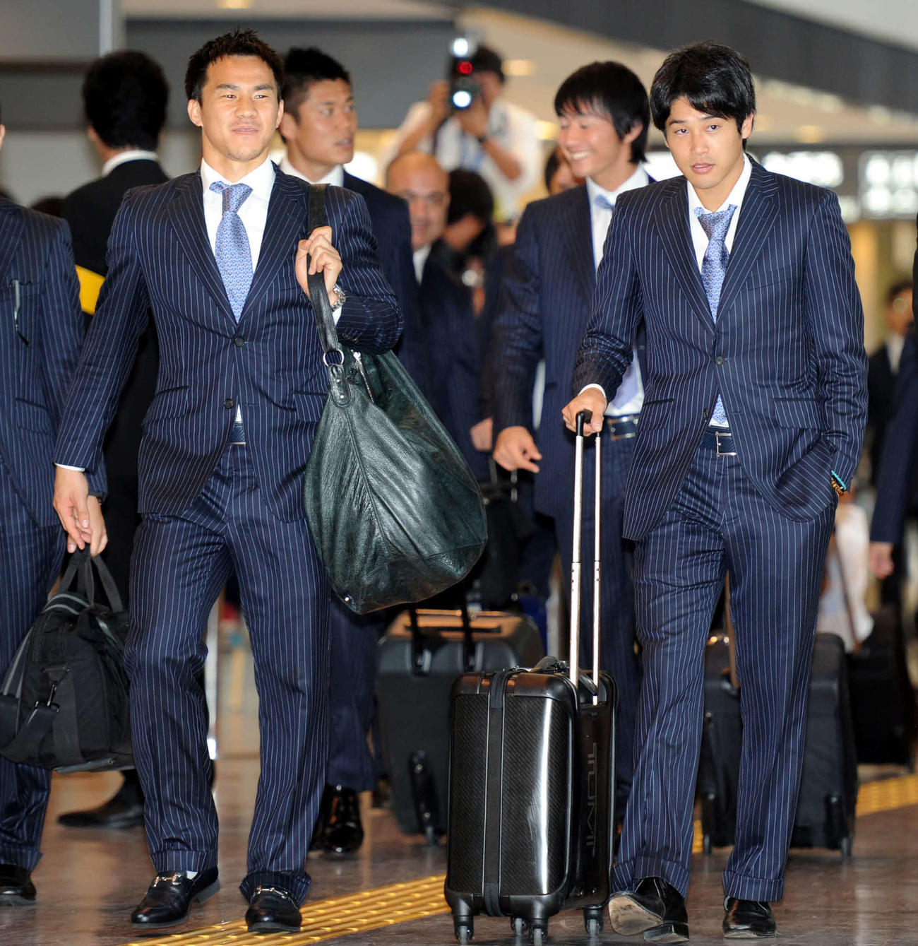 コンフェデ杯から帰国した日本代表の岡崎（左）と内田（2013年6月25日）