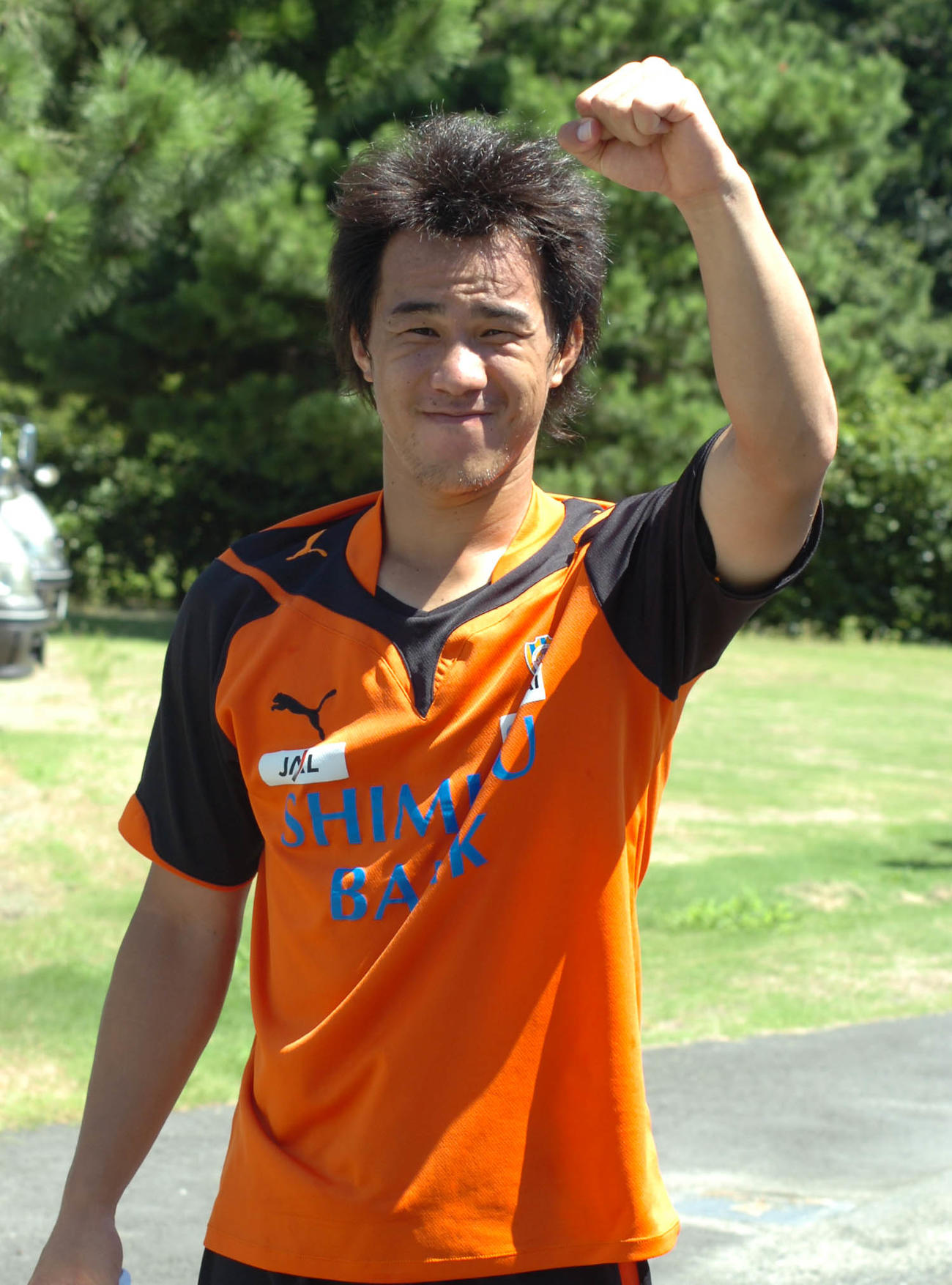 清水の練習後、後輩の滝川二高イレブンに向けメッセージを送ったFW岡崎慎司（2010年8月5日）