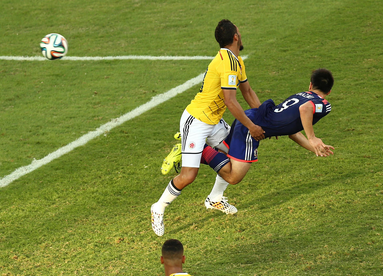 W杯ブラジル大会の1次リーグC組コロンビア戦で前半ロスタイム、ゴールを決める岡崎慎司（2014年6月24日）