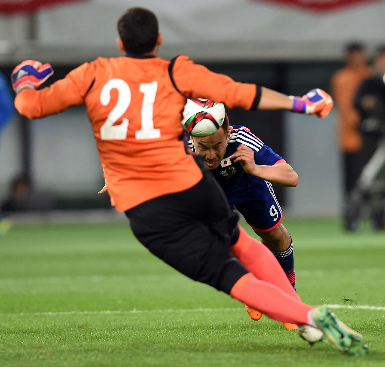 国際親善試合JALチャレンジカップ2015のウズベキスタン戦で後半9分、ダイビングヘッドでゴールを決める岡崎慎司（2015年3月31日）