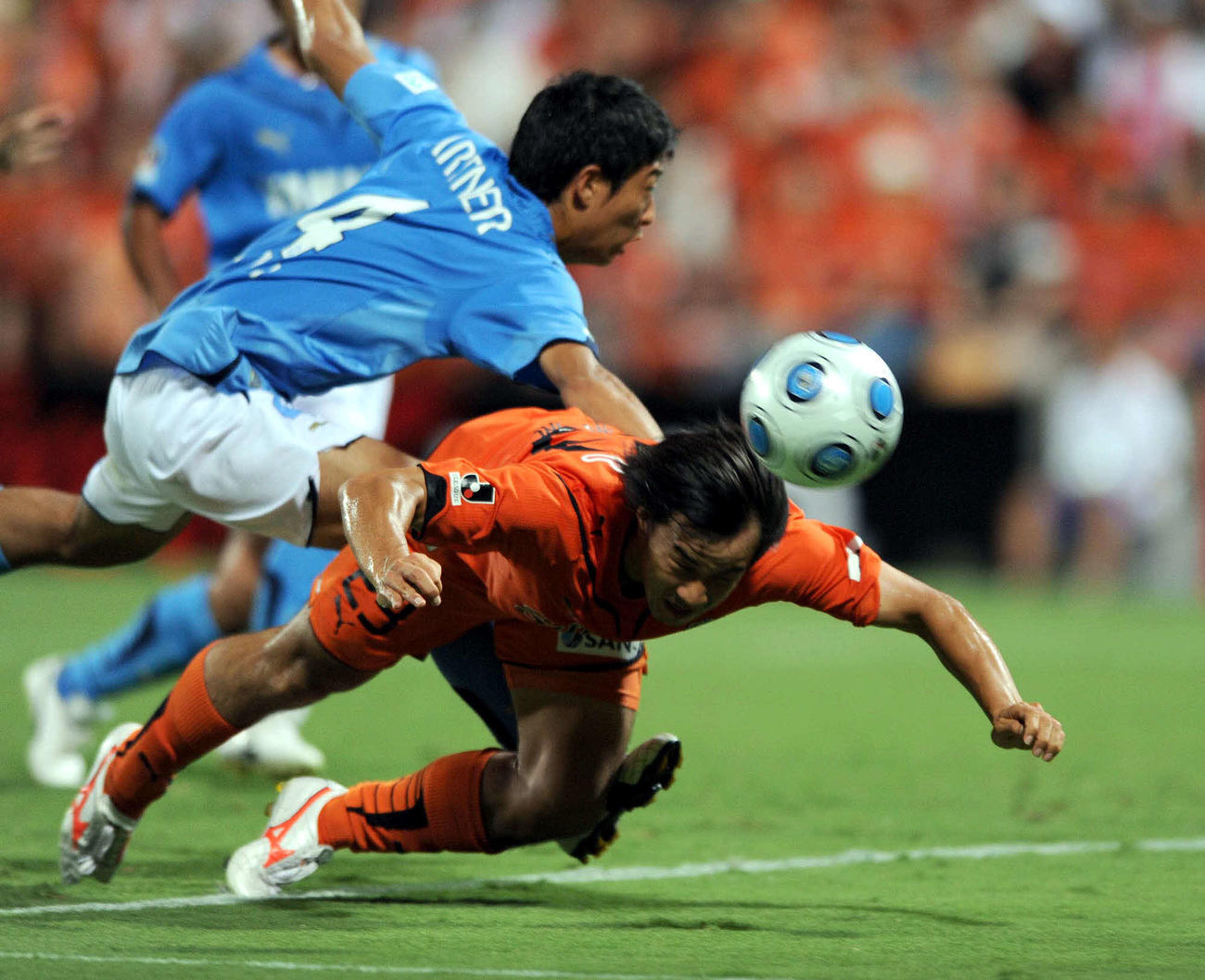 清水対磐田　前半、クロスにヘディングで飛び込む清水FW岡崎慎司（2009年8月22日）