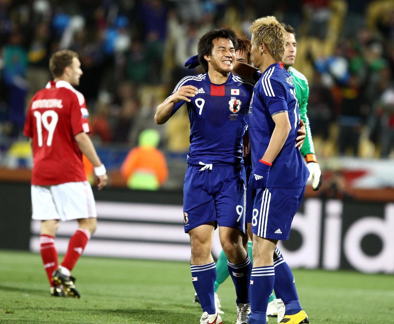 W杯南アフリカ大会1次リーグE組のデンマーク戦、MF岡崎慎司（左）がゴールを決めFW本田圭佑と抱き合って喜ぶ（2010年6月24日）