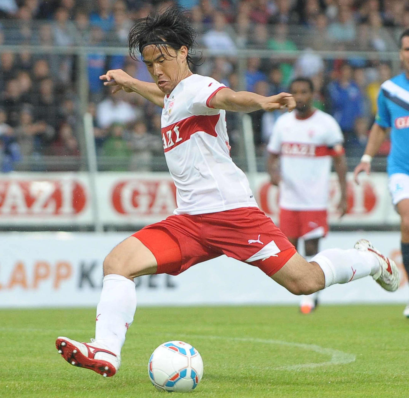 2011年7月13日、練習試合でシュートを放つシュツットガルト岡崎（撮影・PIKO）