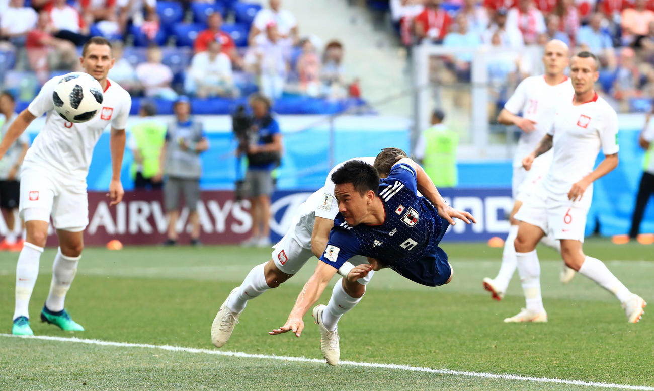 W杯ロシア大会の1次リーグH組ポーランド戦の前半、ゴール前へのボールに頭から飛び込む日本FW岡崎慎司（2018年6月28日）