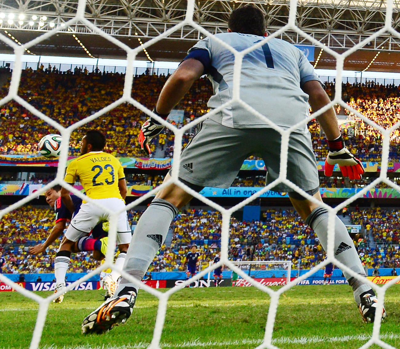 サッカーW杯ブラジル大会の1次リーグC組コロンビア戦で前半ロスタイム、ゴールを決める岡崎慎司（左奥）（2014年6月24日）