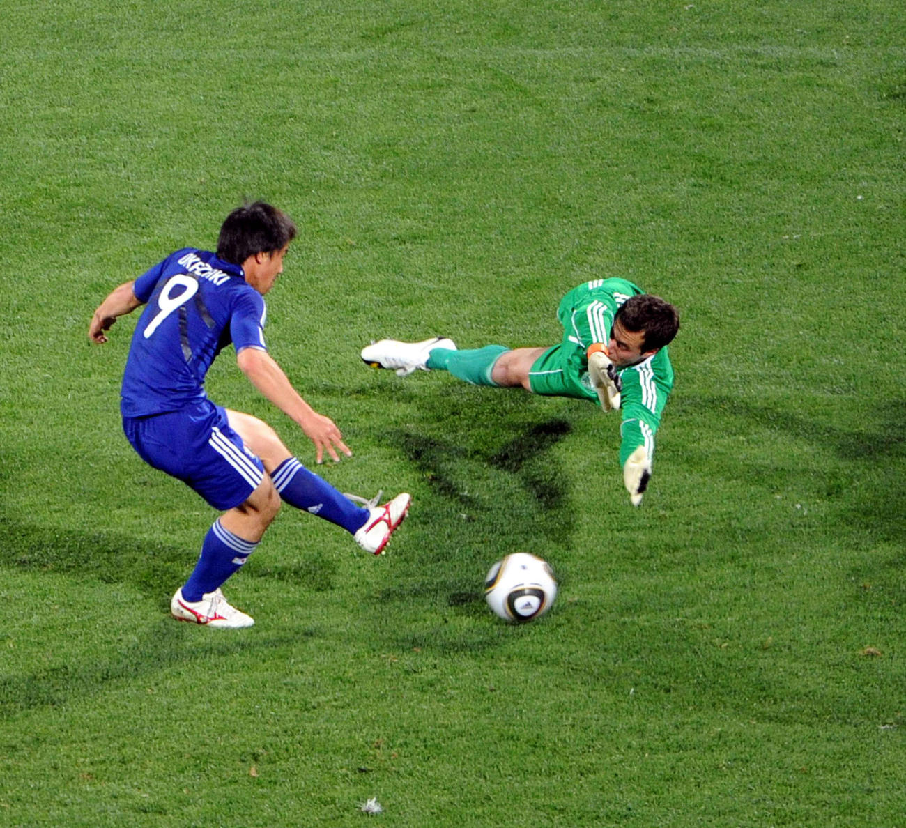 W杯南アフリカ大会1次リーグE組のデンマーク戦で後半42分、ゴールを決めるMF岡崎慎司（2010年6月24日）