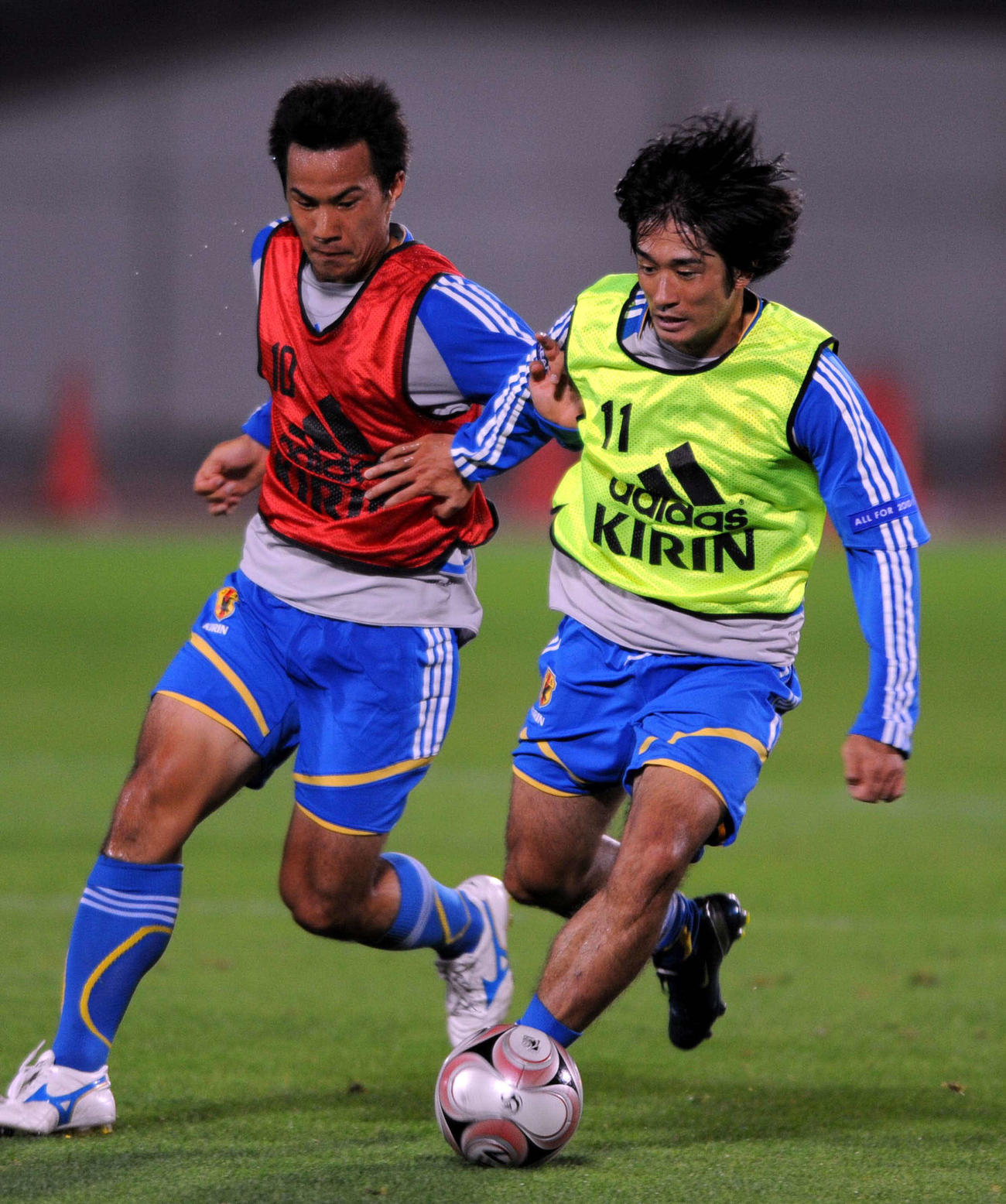 日本代表に初選出され、ミニゲームでFW玉田圭司（右）と競り合うFW岡崎慎司（2008年10月7日）