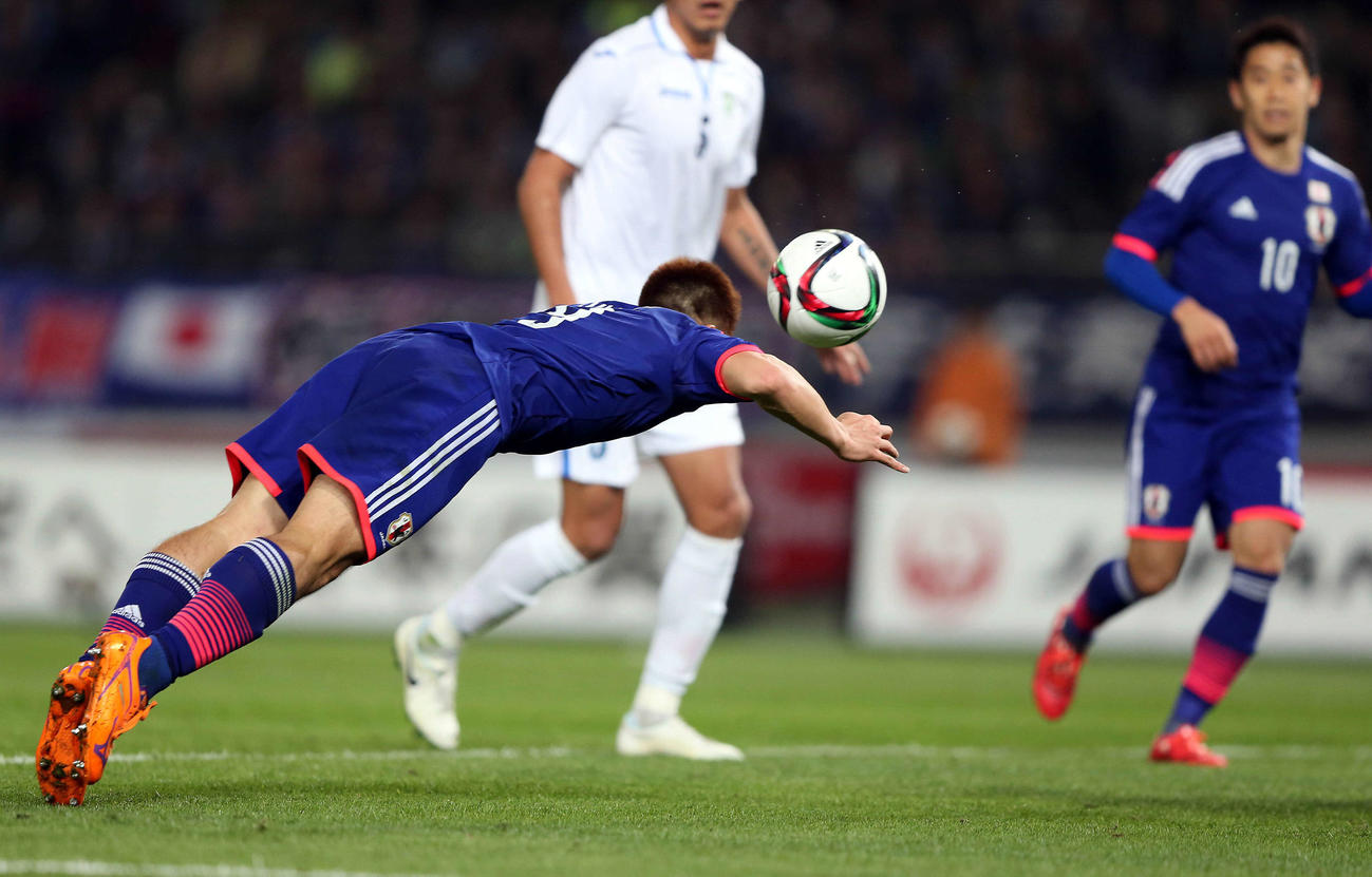 国際親善試合JALチャレンジカップ2015のウズベキスタン戦で後半9分、ダイビングヘッドでゴールを決める岡崎慎司（2015年3月31日）
