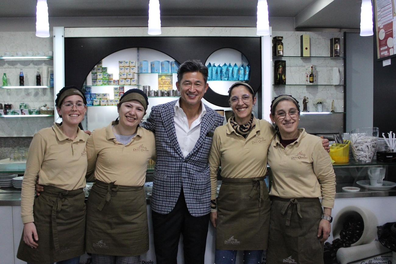 57歳の誕生日を迎え、行きつけの店で現地の店員から祝福を受けたオリベイレンセFWカズ（C）UD OLIVEIRENSE SAD