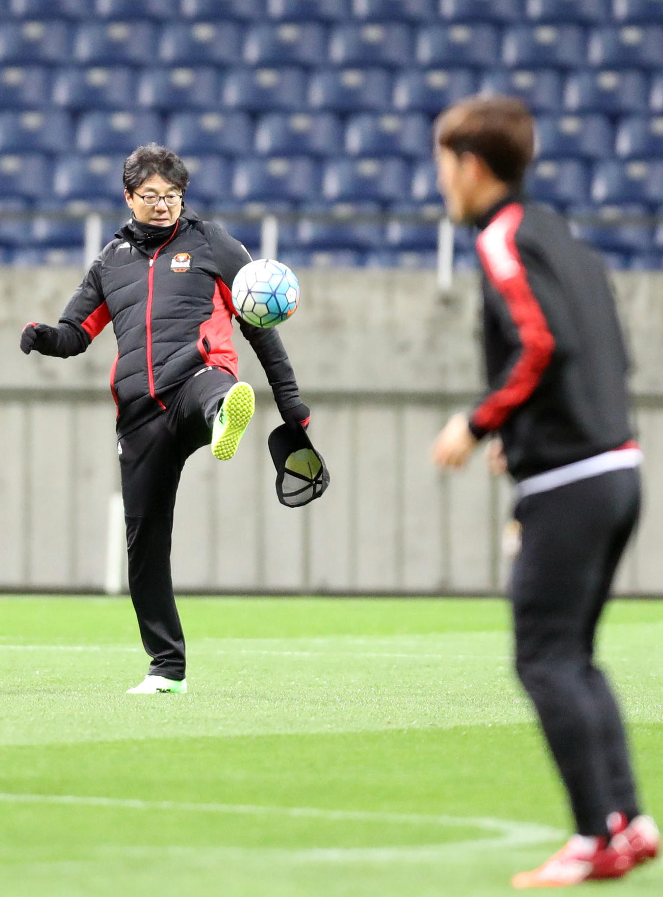 FCソウル監督時代の黄善洪氏はACLの練習試合でリフティングを披露（2017年2月撮影）