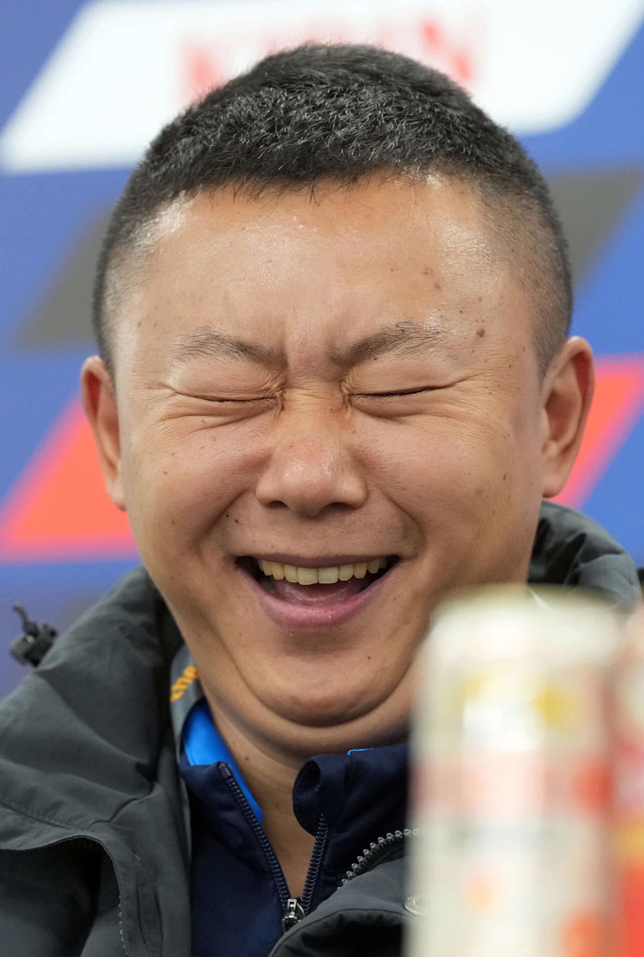 会見で笑顔を見せる北朝鮮のリ・ユイル監督（撮影・たえ見朱実）