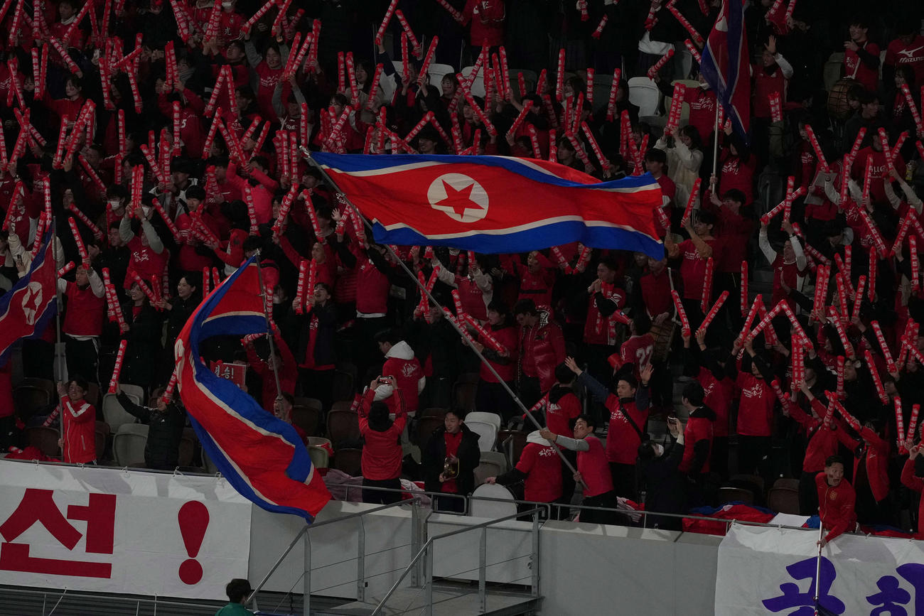 日本対北朝鮮　試合前、熱狂的な応援をする北朝鮮サポーター（撮影・井上学）