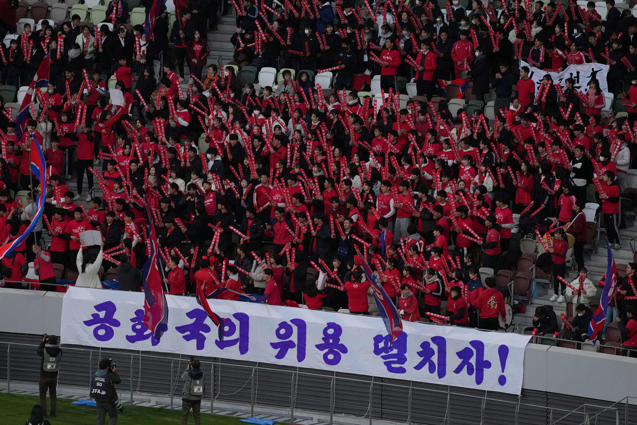 日本対北朝鮮　試合前、熱狂的な応援をする北朝鮮サポーター（撮影・井上学）