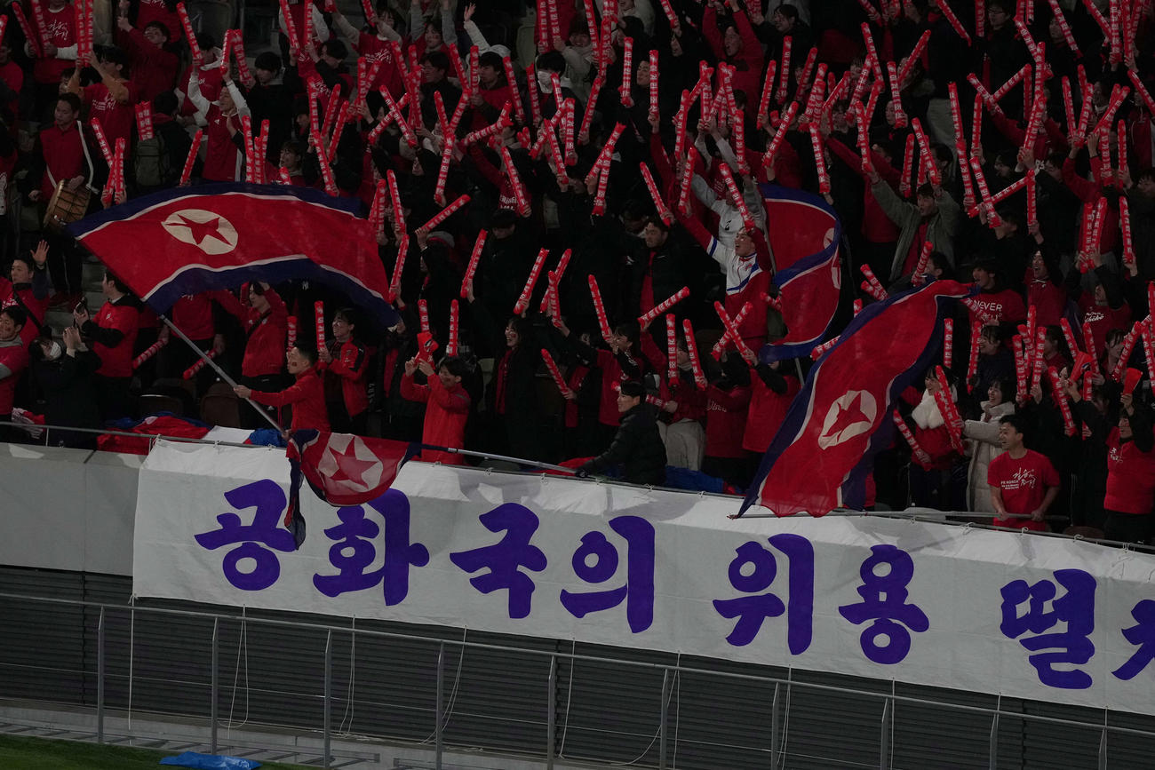 日本対北朝鮮　試合前、熱狂的な応援をする北朝鮮サポーター（撮影・井上学）