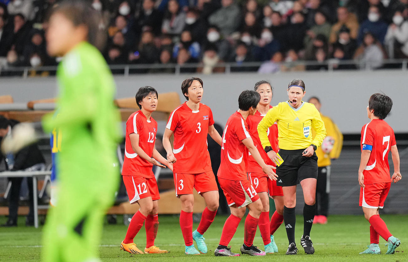 日本対北朝鮮　前半、ゴールラインをぎりぎりに防いだGK山下（手前）にプレーに対し、主審に猛抗議する北朝鮮の選手たち（撮影・垰建太）