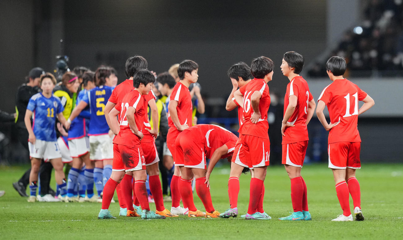 日本対北朝鮮　日本に敗れパリ五輪出場を逃し涙する北朝鮮の選手たち（撮影・垰建太）