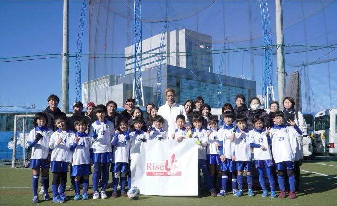 本田圭佑と記念撮影（提供＝部活生の強さひきだすプロジェクトRiseUP）