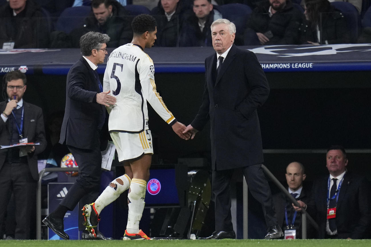 欧州CLライプチヒ戦、ベンチに戻るベリンガムと握手するRマドリードのアンチェロッティ監督（AP）