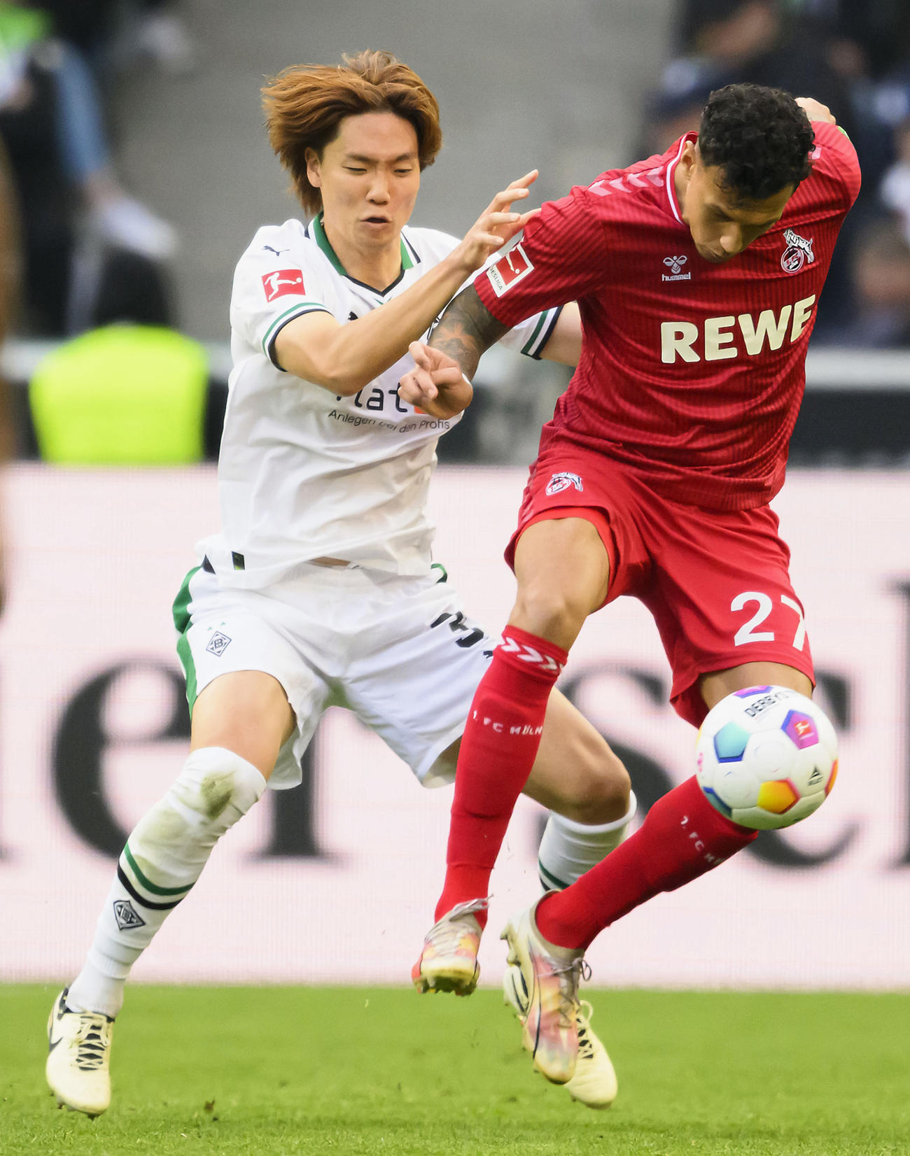ケルン戦の後半、競り合うボルシアMGの板倉（左）（共同）
