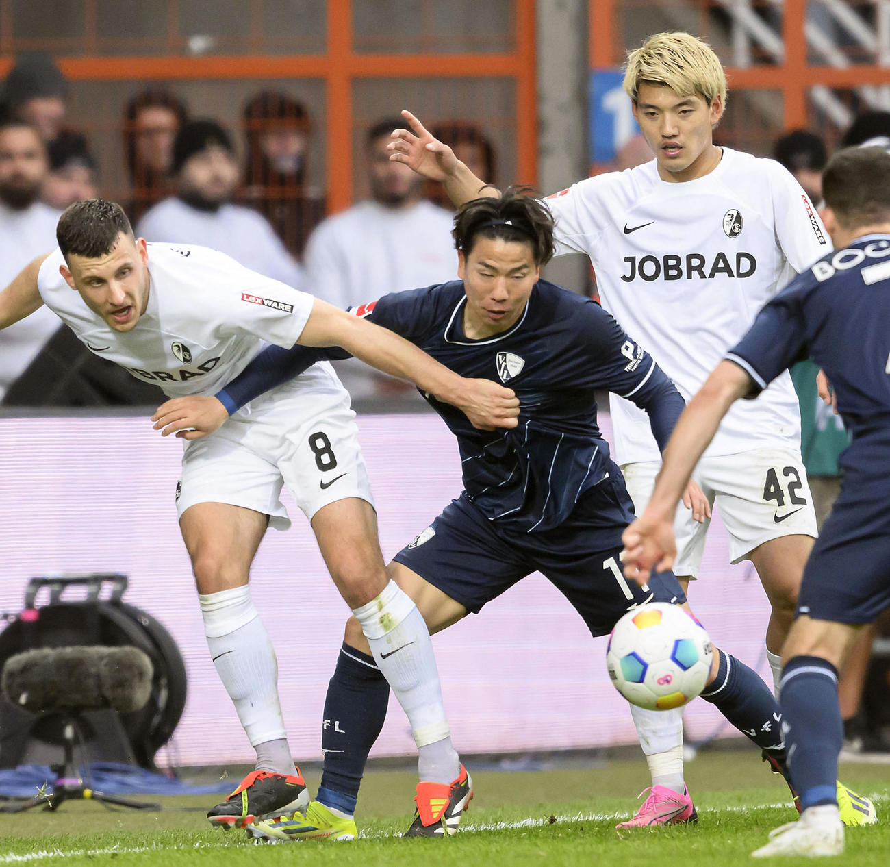 フライブルク戦で競り合うボーフムの浅野（中央）。右奥はフライブルクの堂安（共同）