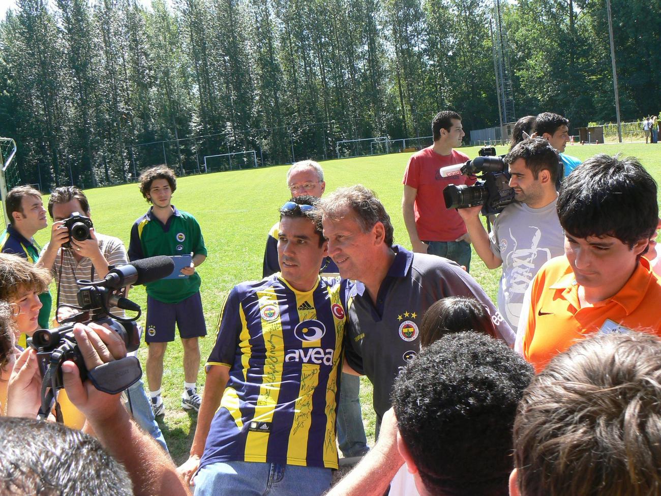 2006年　フェネルバチェのサポーターとの写真撮影に応じるジーコ監督