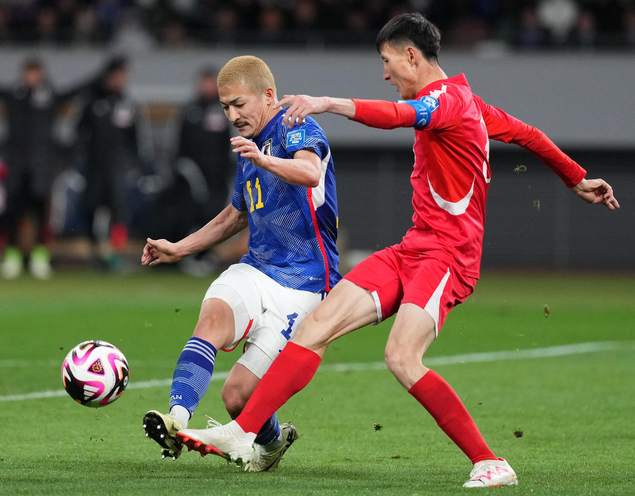 日本対北朝鮮　後半、競り合う前田（左）（撮影・横山健太）