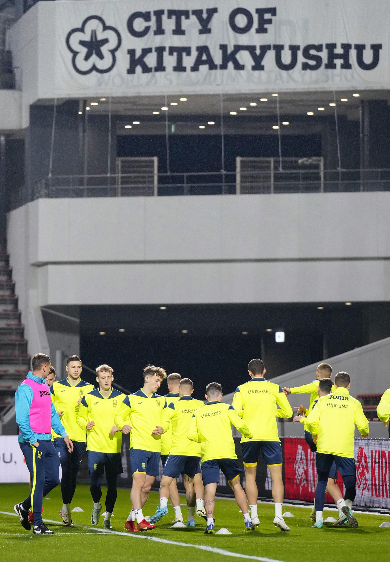 日本戦を前に、最終調整するU23ウクライナ代表（共同）