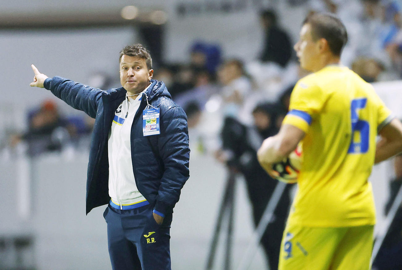 U23日本代表対U23ウクライナ代表　前半、指示を出すウクライナのロタン監督（左）（共同）