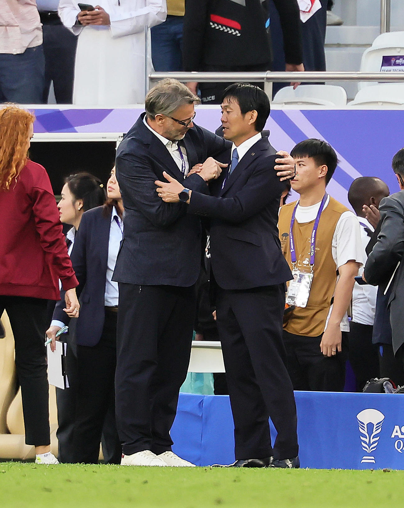 今年1月のアジア杯で試合を終え、健闘をたたえ合う森保監督（右）とベトナム代表トルシエ監督（2024年1月14日撮影）