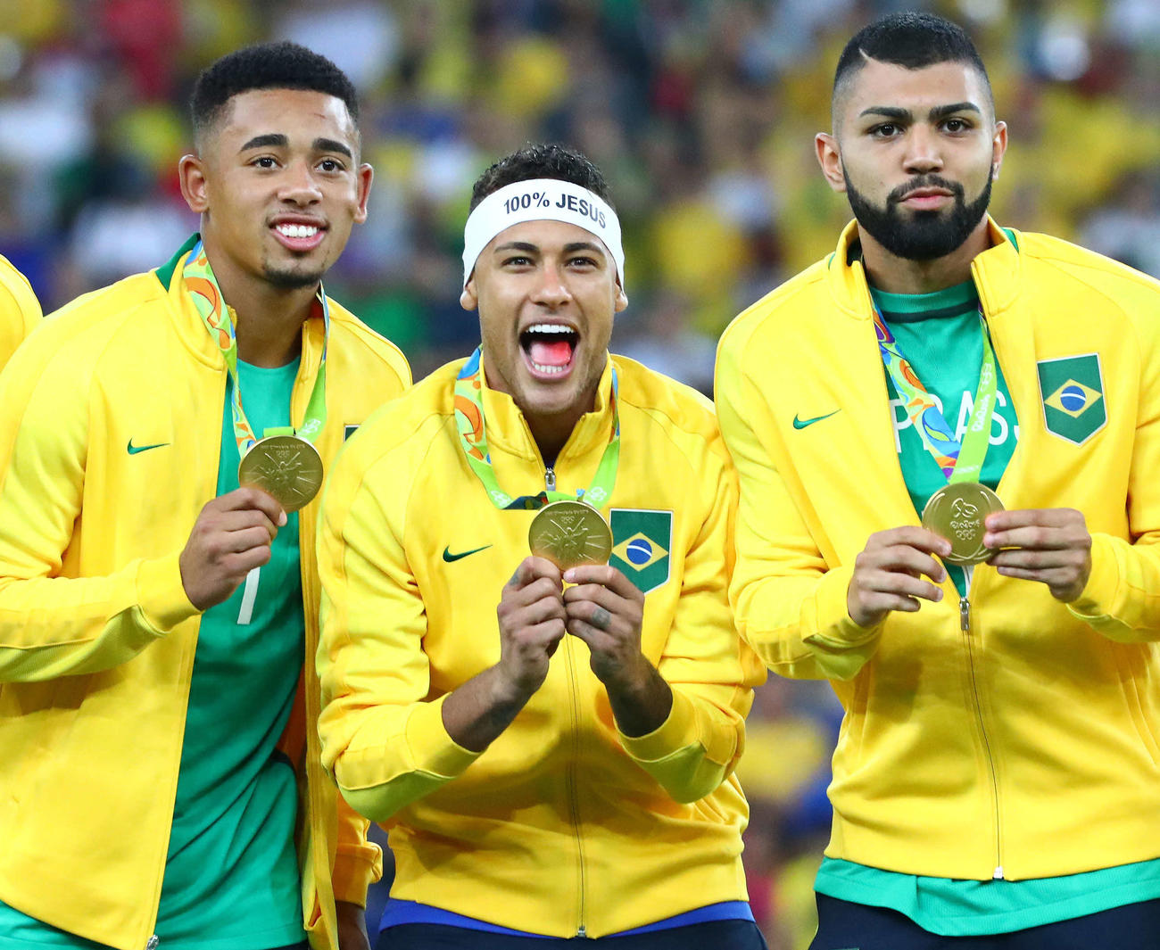 2016年8月リオデジャネイロ五輪　サッカー男子・決勝　優勝しブラジル代表ネイマール（中央）らとともに金メダルを手にするガブリエルバルボサ（右）