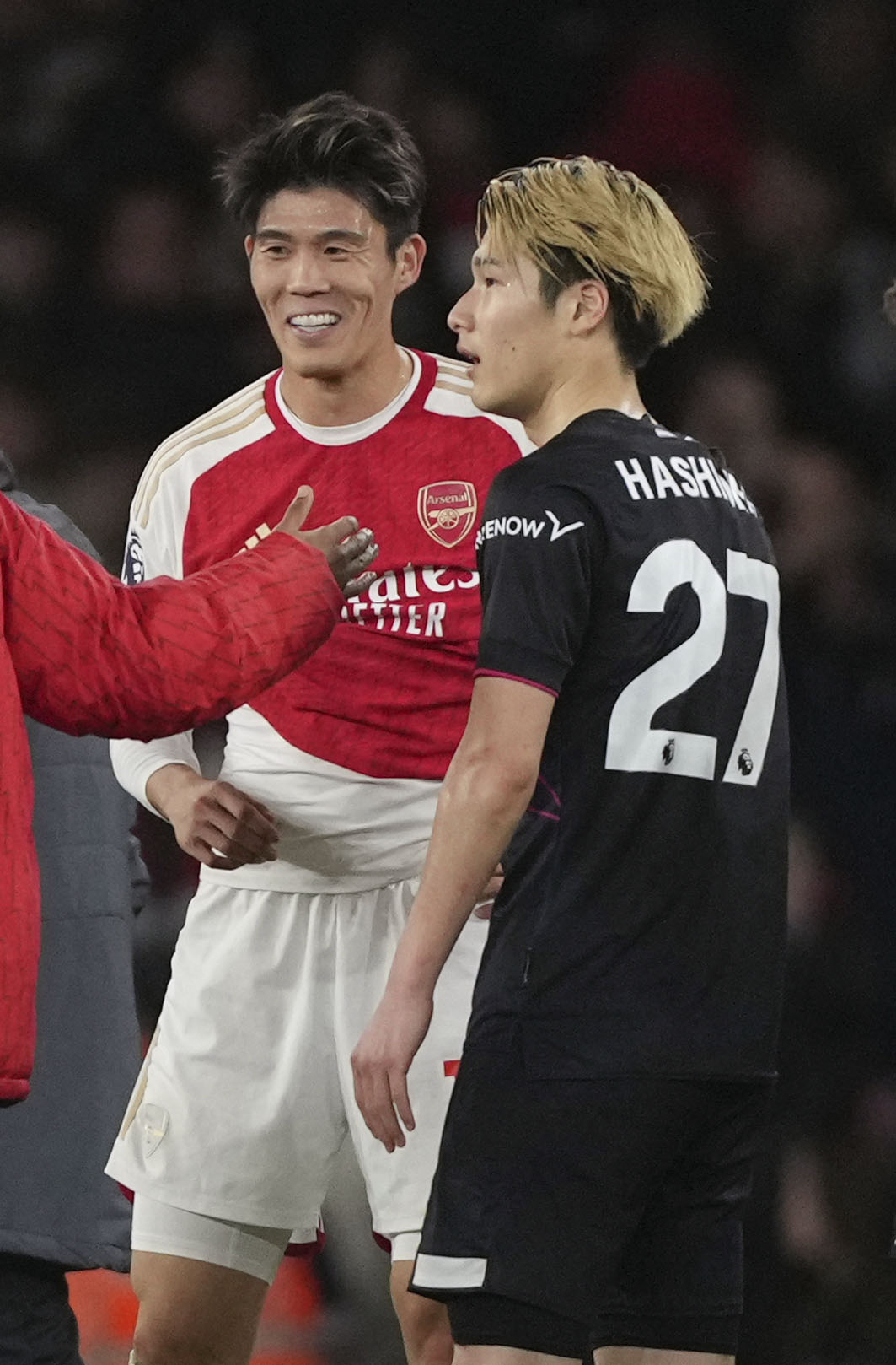 試合を終えたアーセナルの冨安（左）とルートンの橋岡＝ロンドン（共同）