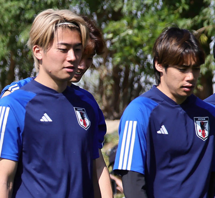 左から中村敬斗、伊東純也（2024年1月撮影）