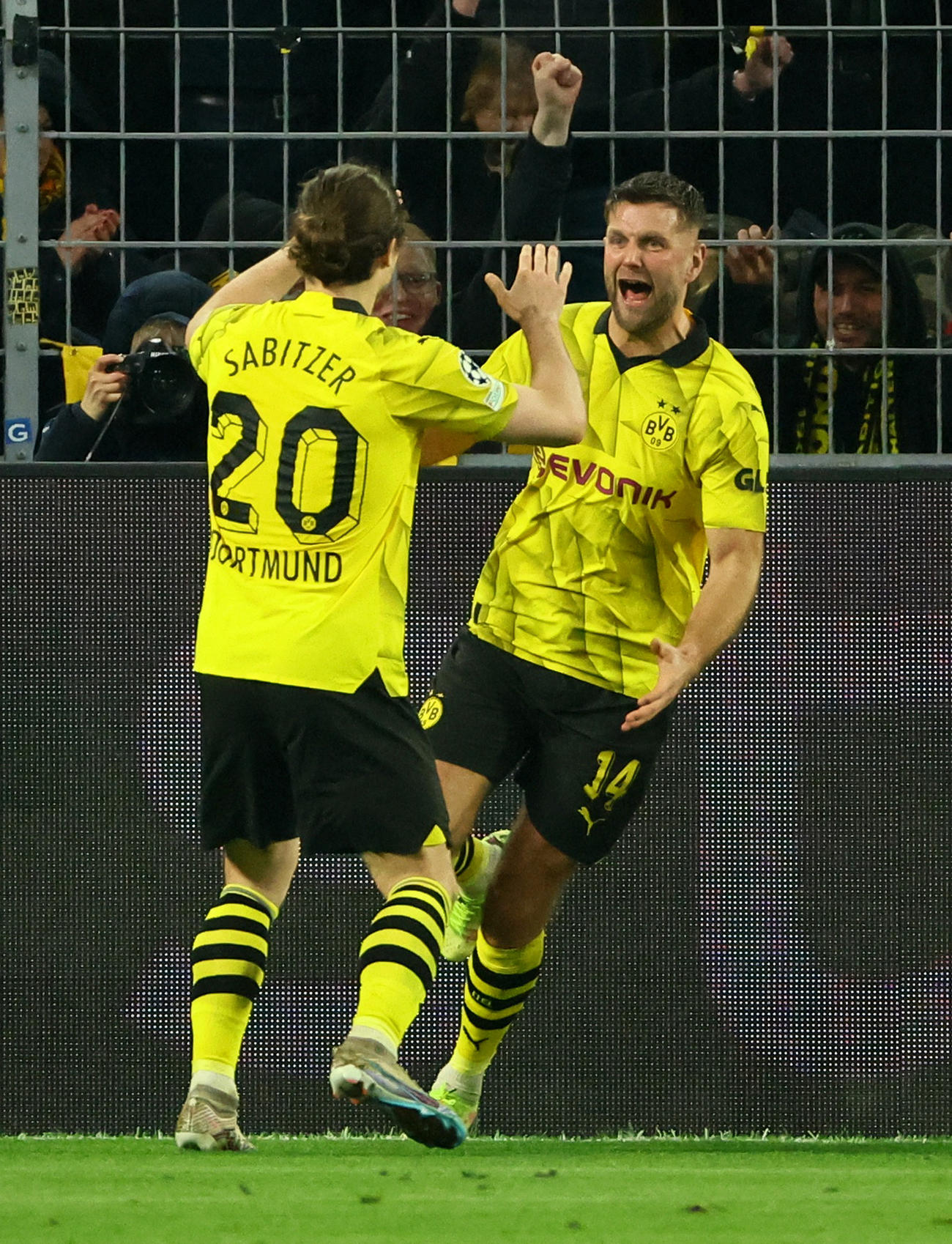 チーム3点目を決めて喜ぶドルトムント・フュルクルク（ロイター）