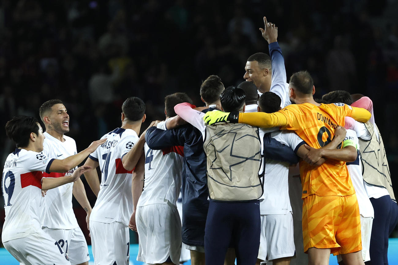 欧州CL準決勝進出を決め、歓喜にわくパリ・サンジェルマンのイレブン（AP）