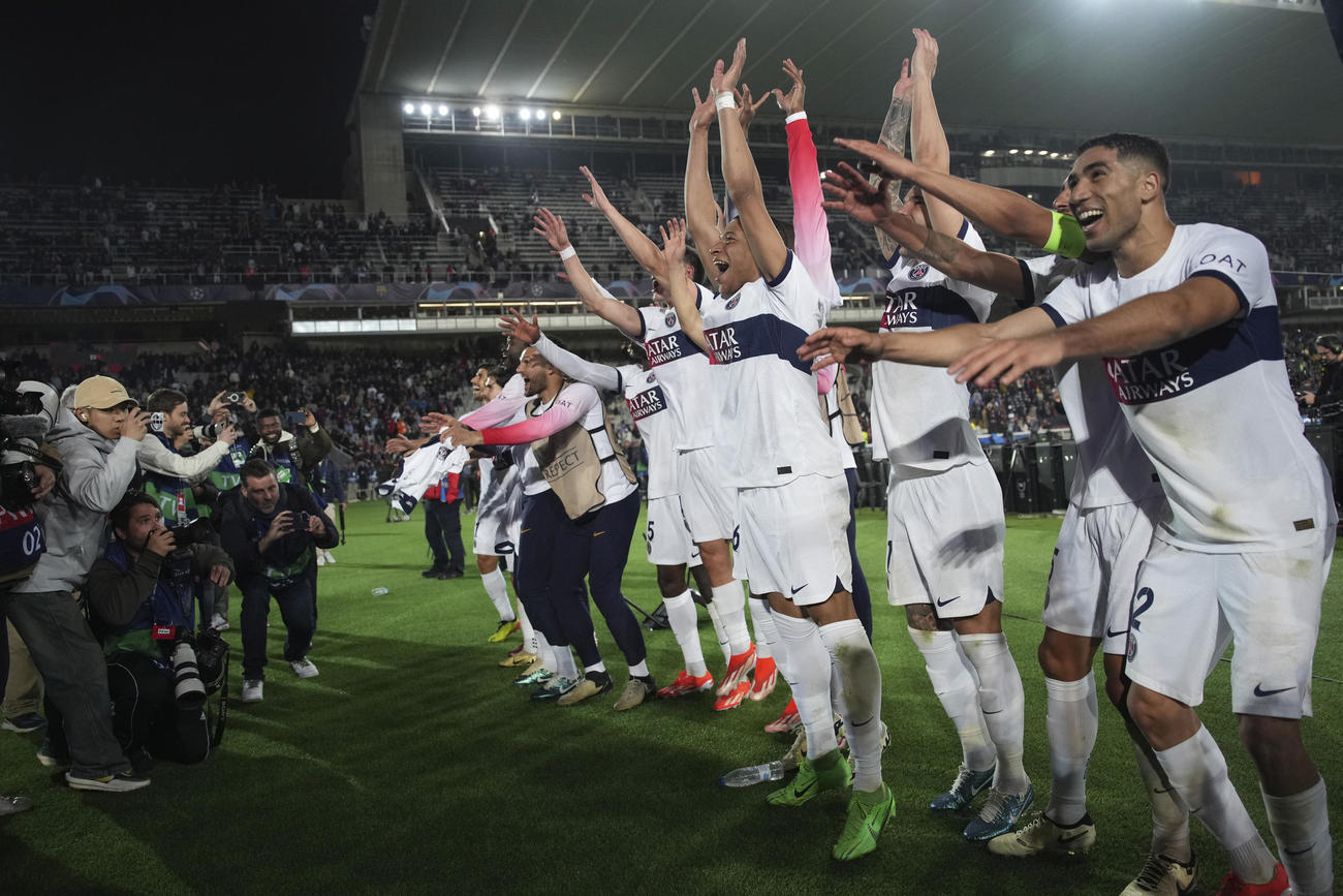欧州CL準決勝進出を決め、サポーターの前で歓喜するパリ・サンジェルマンのイレブン（AP）