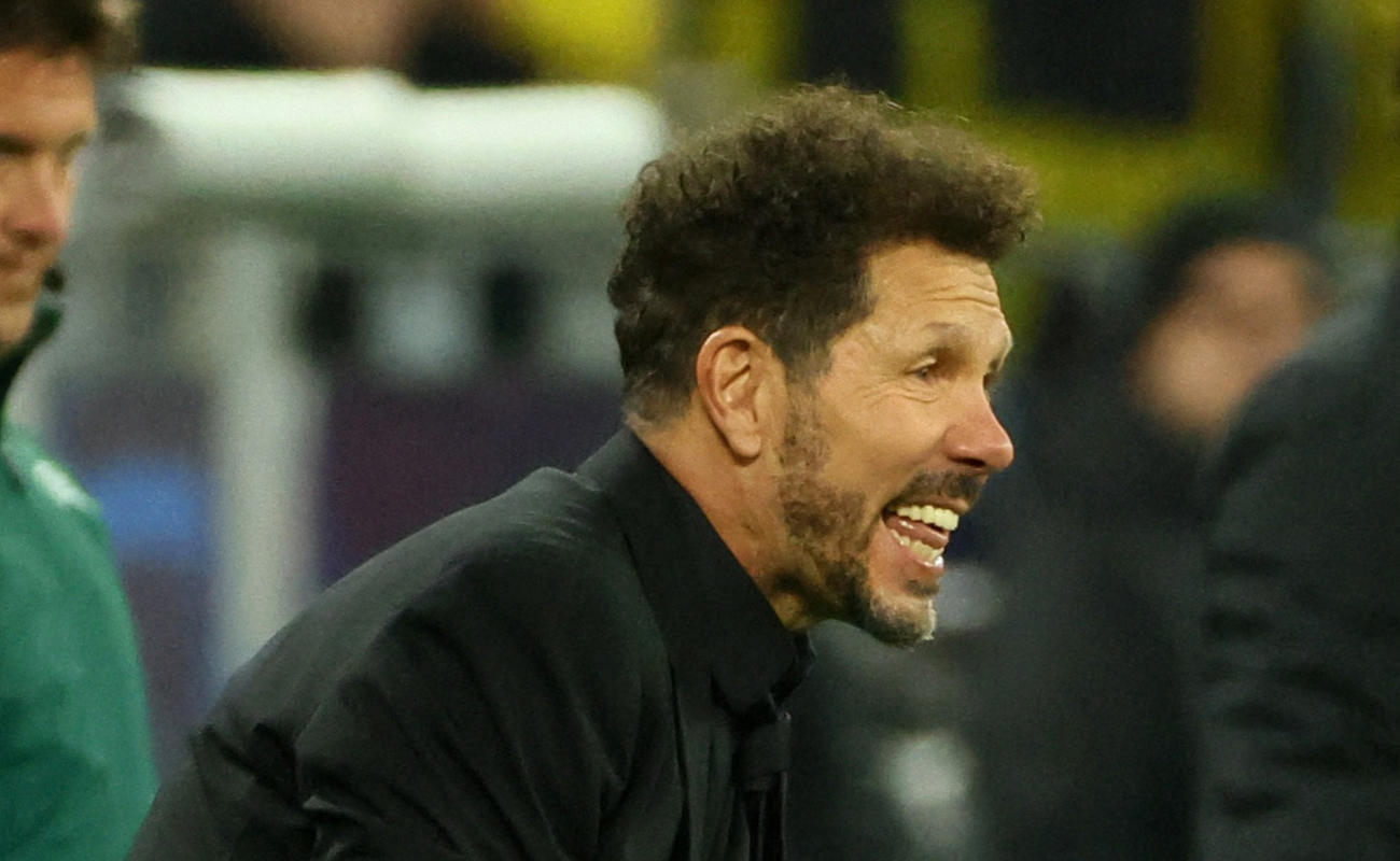 ピッチに指示を出すシメオネ監督（ロイター）