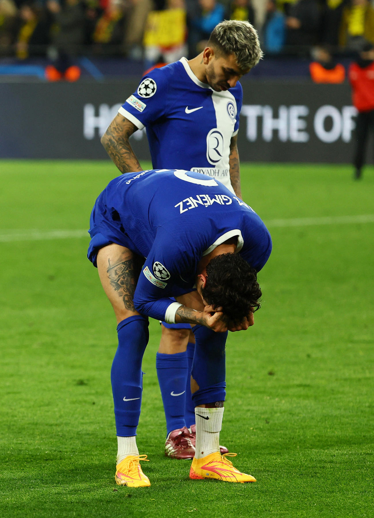 試合後に落胆した表情を浮かべる選手（ロイター）