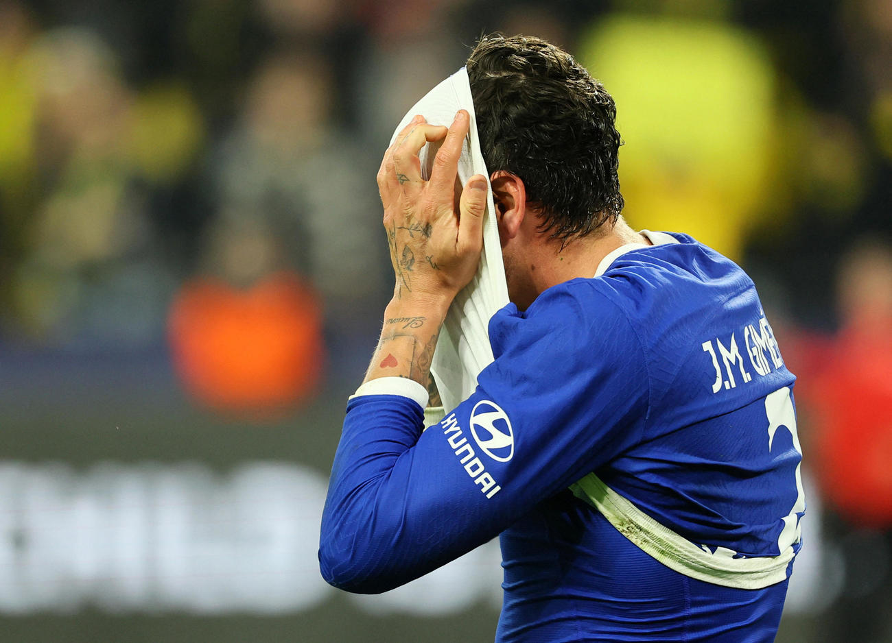 敗戦に意気消沈し、顔を覆うホセ・マリア・ヒメネス（ロイター）