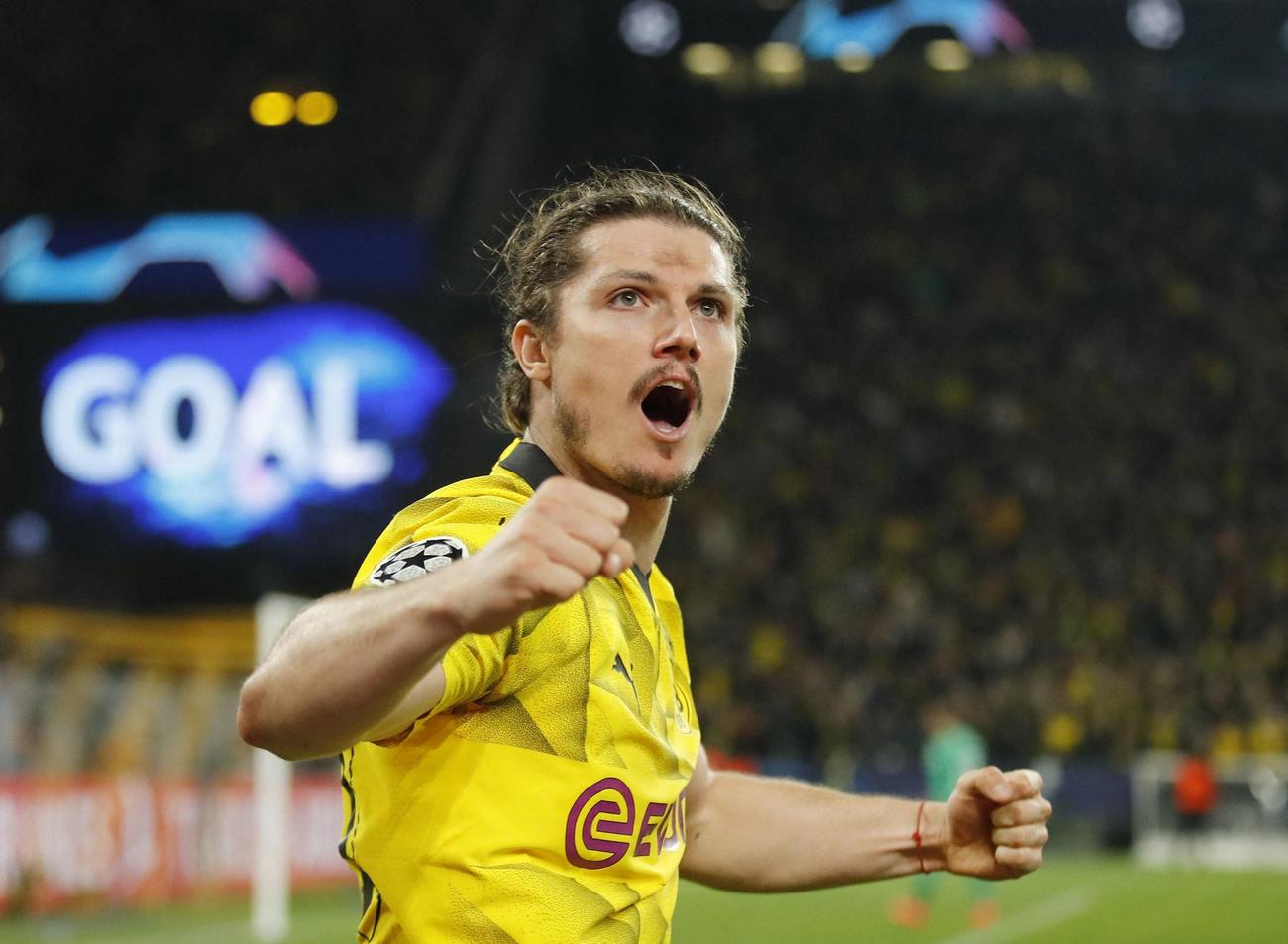 得点を祝うマルセル・ザビッツァー（ロイター）