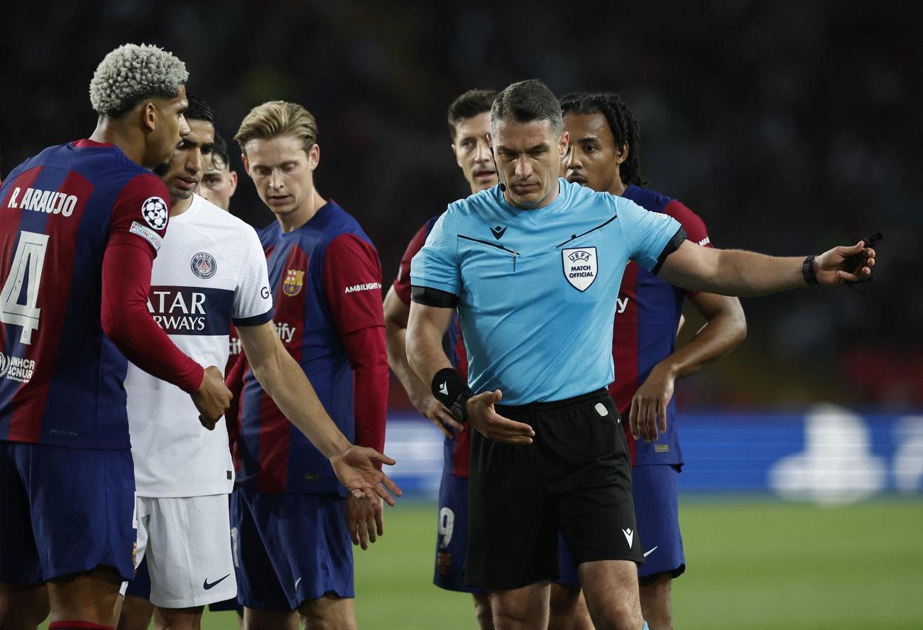 レッドカードに抗議するアラウホ（ロイター）